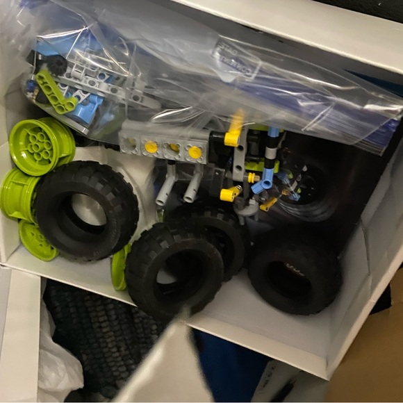 Full legos, as well as assorted pieces and spare parts - Picture 7 of 8